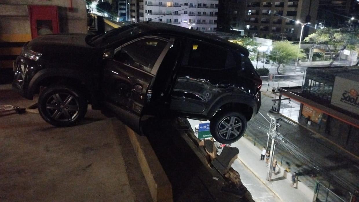 Susto na Beira-Mar: Carro fica pendurado no 4º andar de edifício em Fortaleza após falha da condutora