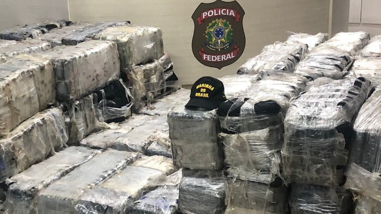 Receita Federal e Polícia Civil interceptam mais de 3 toneladas de substância química usada no tráfico
